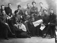 А.А. Языков-младший (второй слева в среднем ряду), Валериан А. Языков (крайний справа в среднем ряду). Кострома, лето 1917 г.